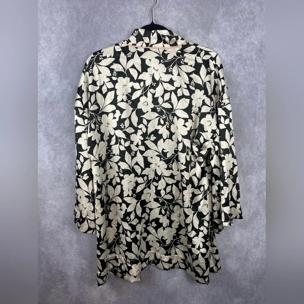 Ann Taylor One‎ Size kimono/Robe black/ white flowers Silky feeling